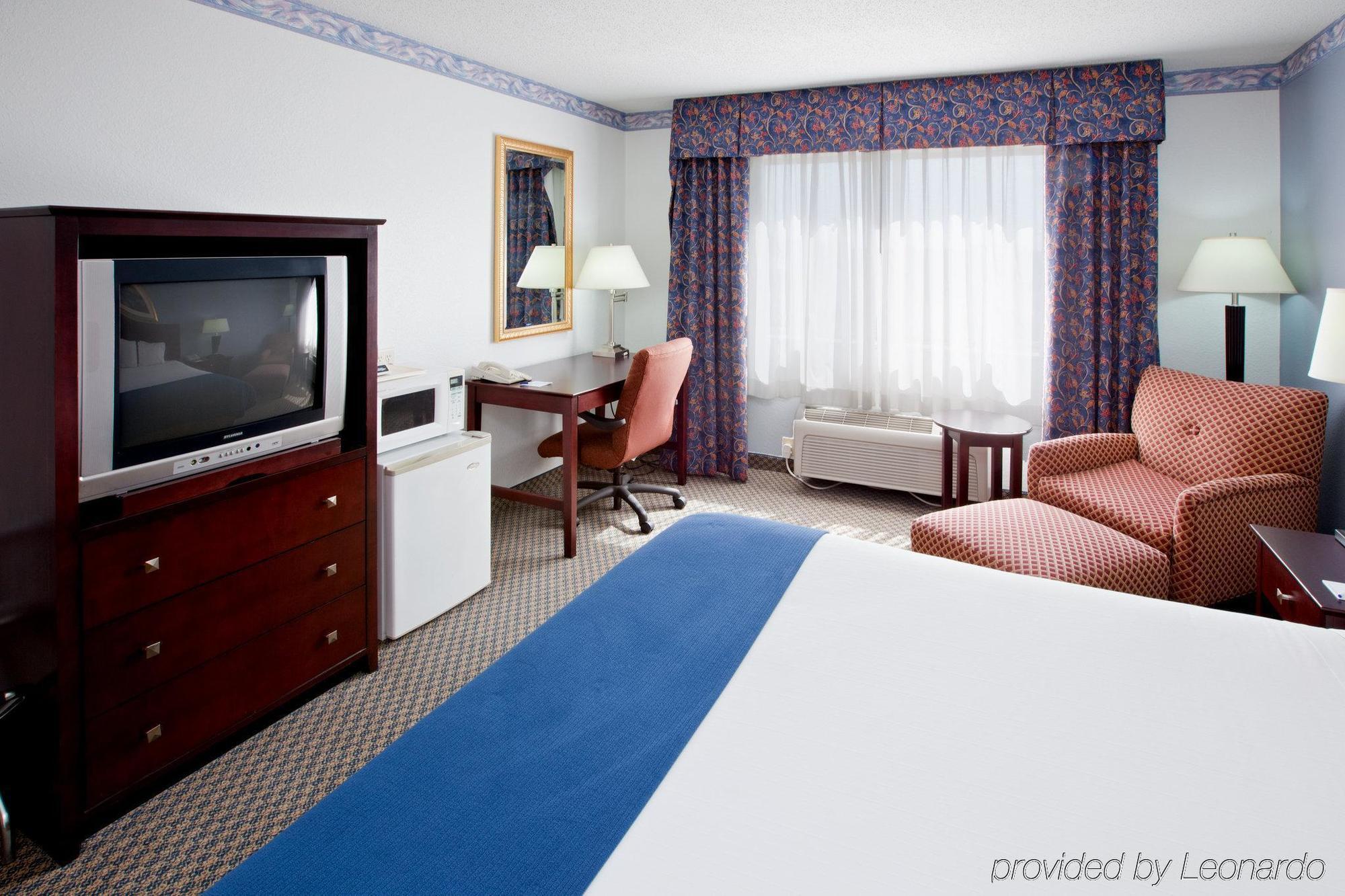 La Quinta And By Wyndham Hotel